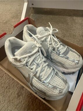 Nike Women’s Vomero 5 size 6.5